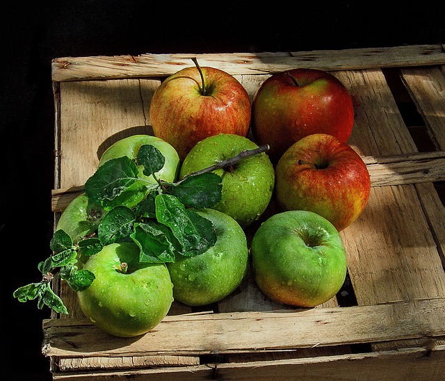 apples on a wooden tray