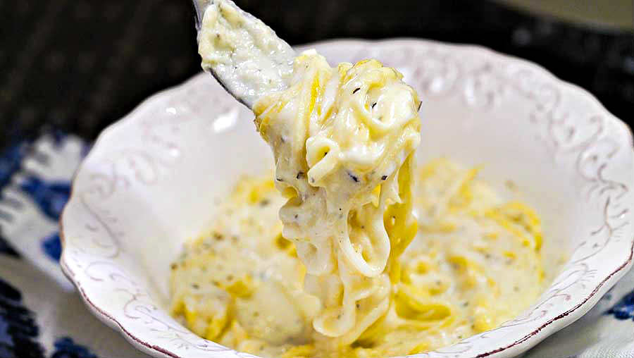 Alfredo sauce with zucchini noodles