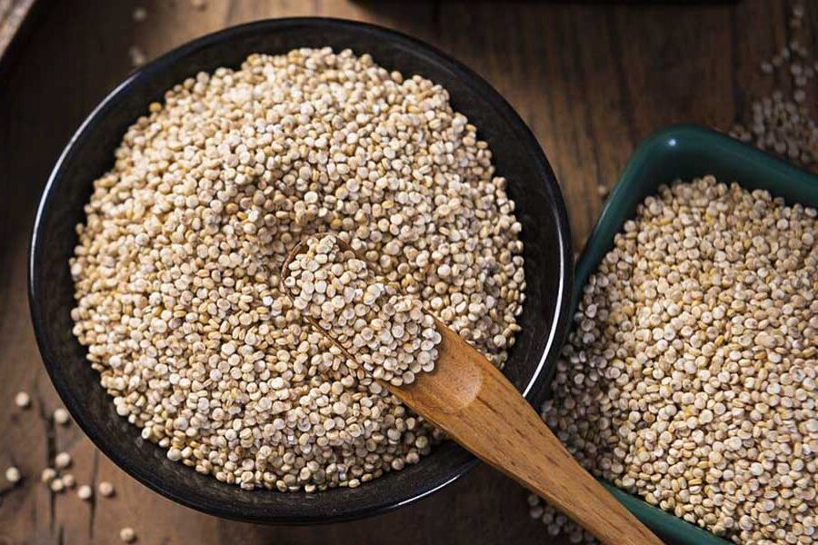 quinoa seeds in two bowls