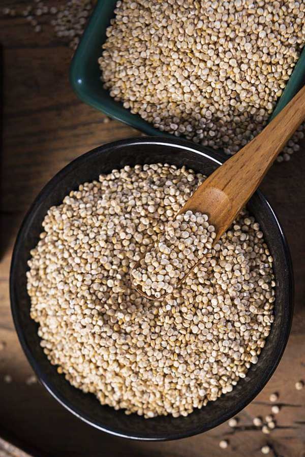 quinoa seeds in two bowls