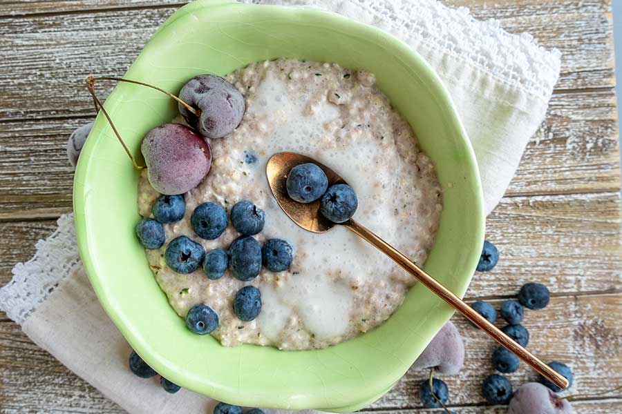 VEGETARIAN GINGERBREAD OVERNIGHT OATS WITH CHIA