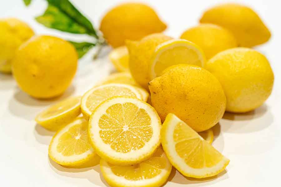 sliced lemons