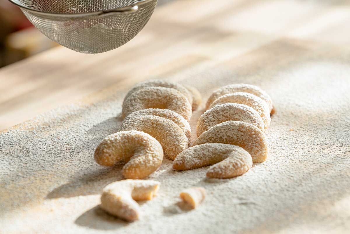 DUSTINGGRAIN FREE CRESCENT COOKIES WITH POWDERED SUGAR