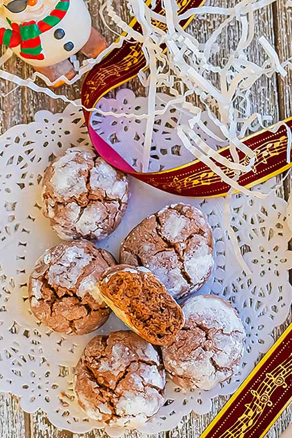 crinkle cookies with holiday ribbon