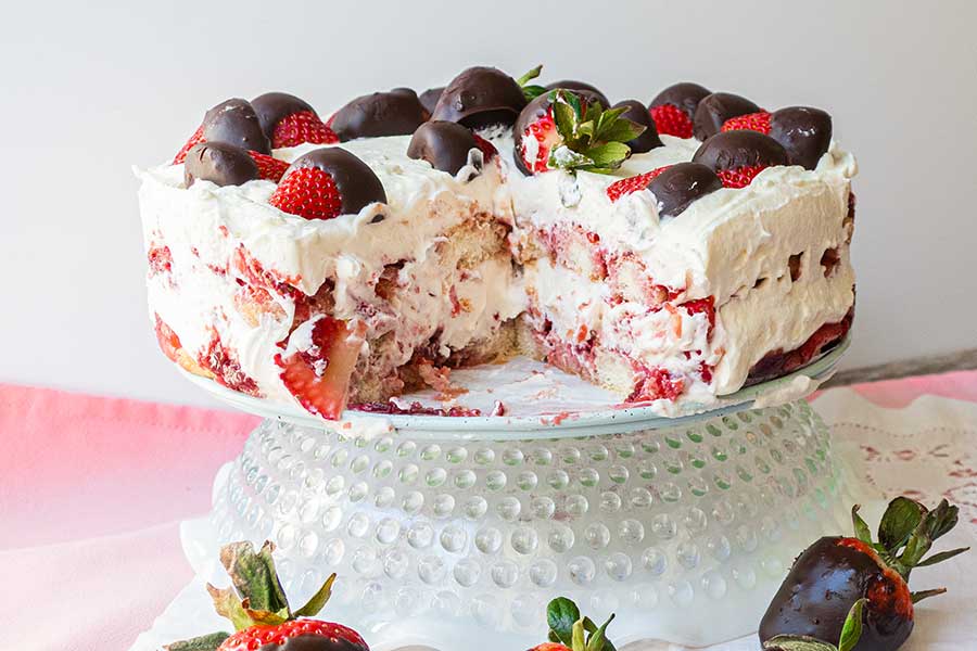 strawberry tiramisu cake