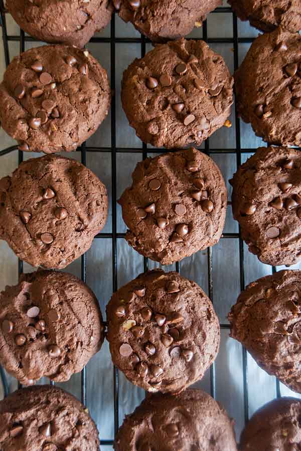 overview of cookies on a cooling rack