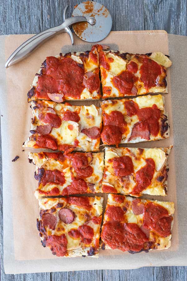 https://onlyglutenfreerecipes.com/wp-content/uploads/2021/11/sliced-detroit-style-pizza-on-a-cutting-board.jpg