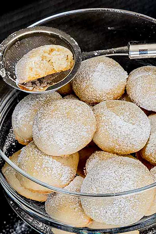 gluten free vanilla shortbread cookies in a glass bowl