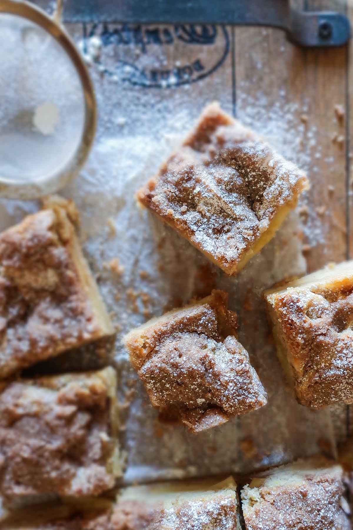 overview of pieces of apple streusel cake