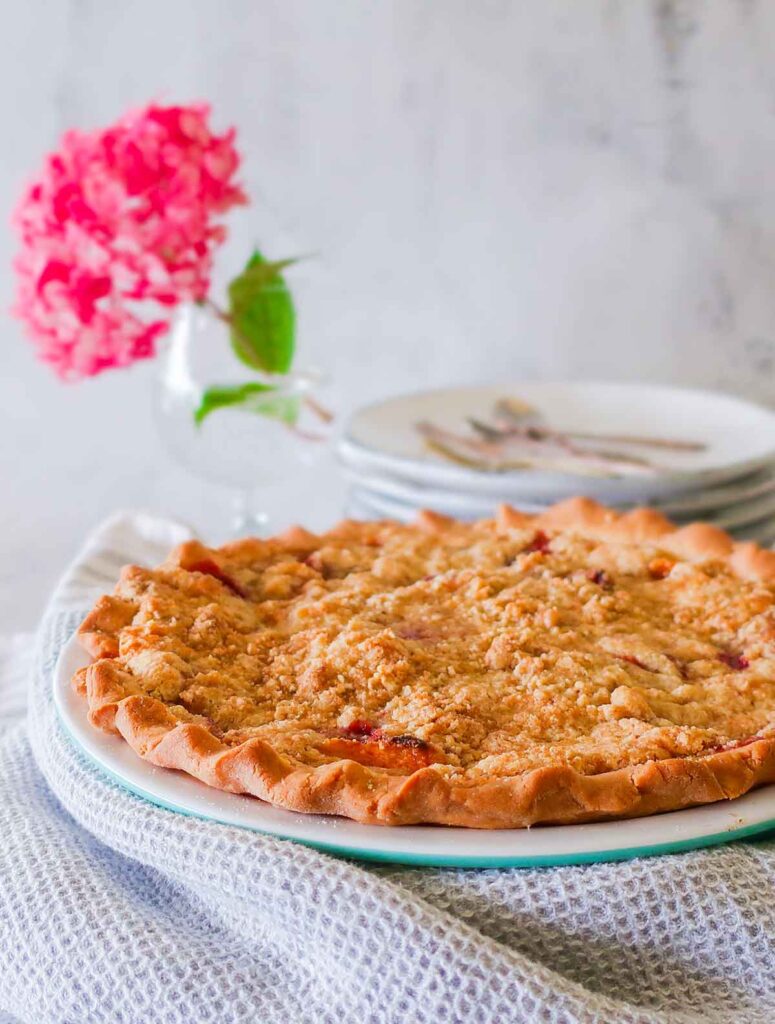 baked gluten free peach and strawberry pie