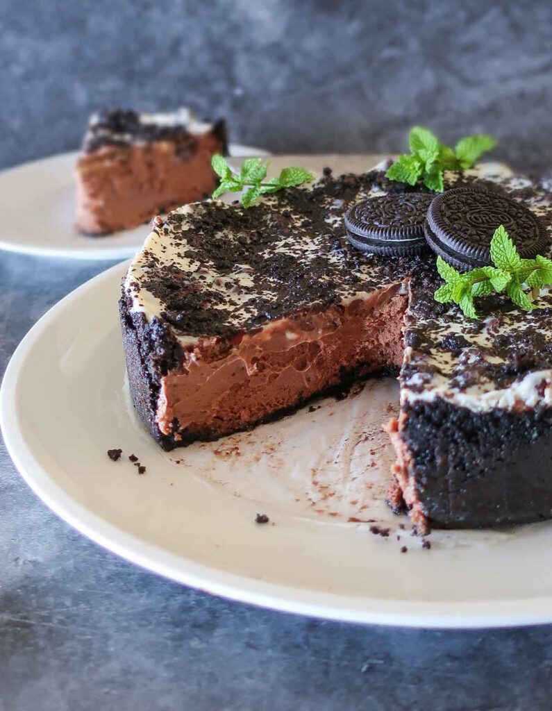 showing the inside of a baked tripple chocolate oreo cookie cheesecake