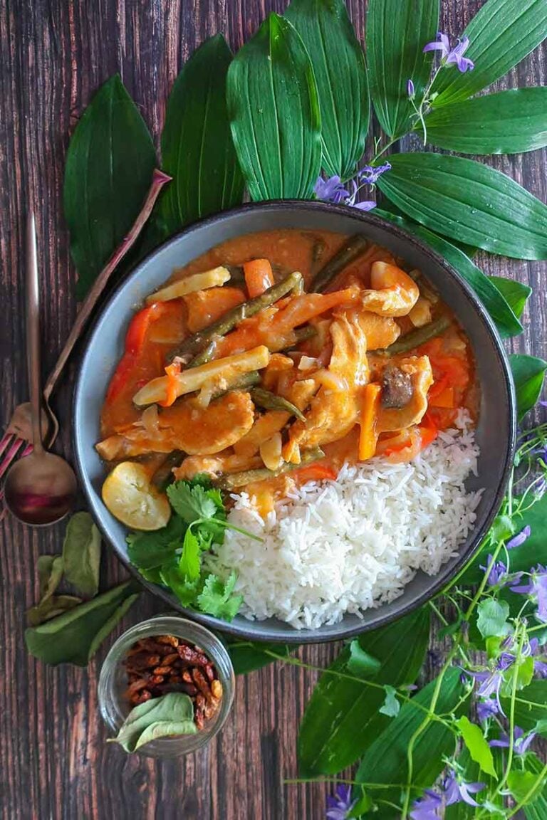 Thai chicken curry with rice in a bowl