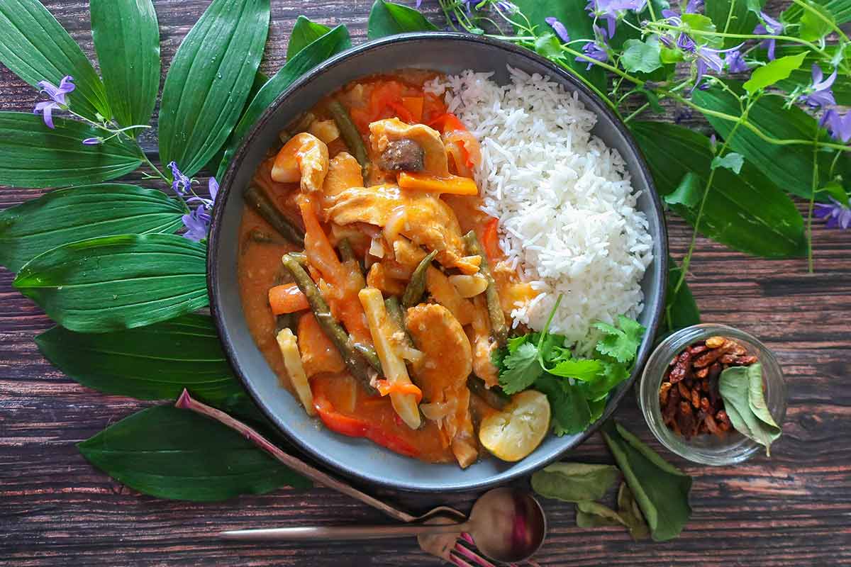 thai food in a bowl