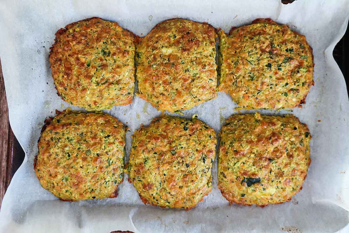 6 baked patties on a baking sheet