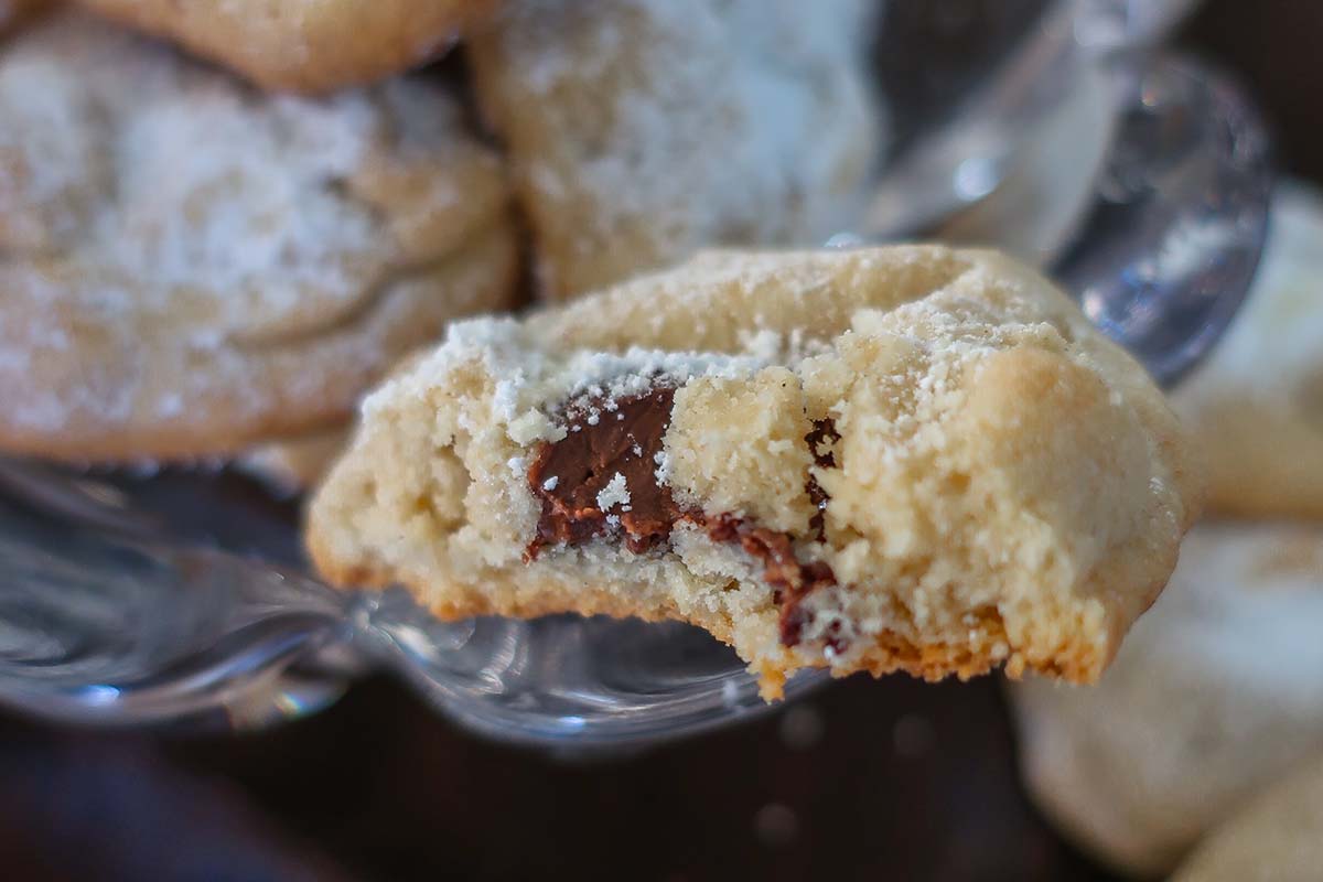 close up of the inside of cookie taschen with rich chocolaty Nutella