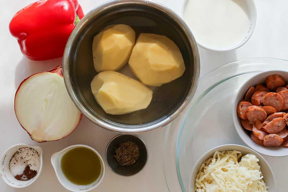 Ingredients that make the cheesy sausage potato bake without gluten